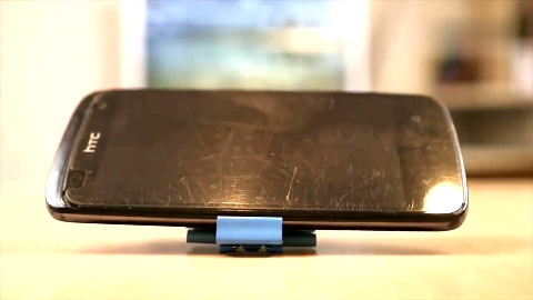 用夹子做两个手机架的好窍门,很实用的!