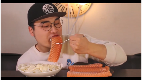 韩国大胃王donkey胖哥狂吃大块三文鱼一大口一大口美味