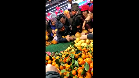 抢东西都是超人,上公交就是老人了