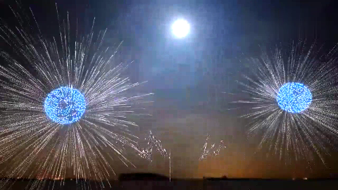 直到看到这个视频,我才意识到过年我可能看到了假烟花