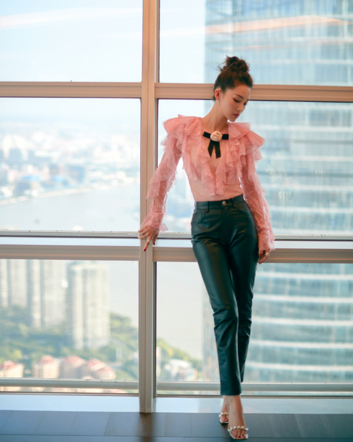 李沁真厉害,皮裤还能穿的这么高级,网友:说她18岁都信