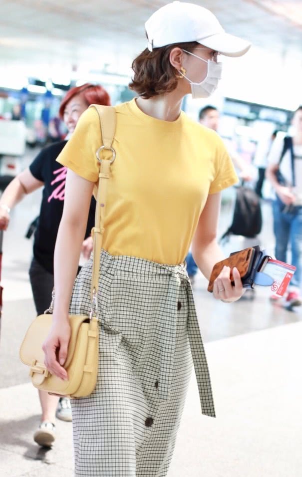 刘诗诗的黄t恤看似平淡无奇,却凸显隐藏的好身材,真让人意外!
