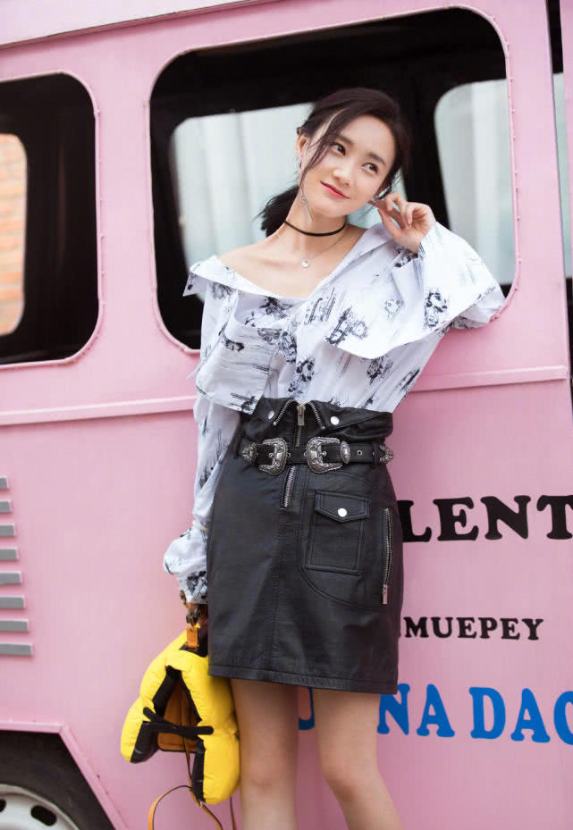 李一桐的皮裙配衬衫,扣子扯开了三颗,露出迷人的锁骨小香肩!