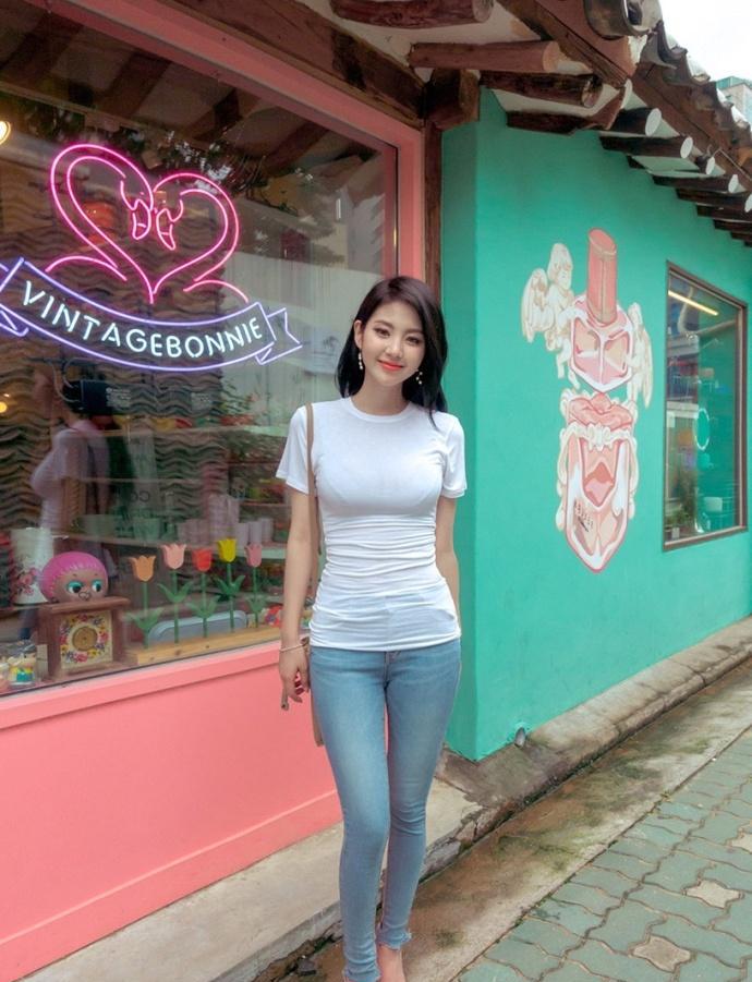 白色紧身t恤漂亮小姐姐, 是不是你想要的女朋友