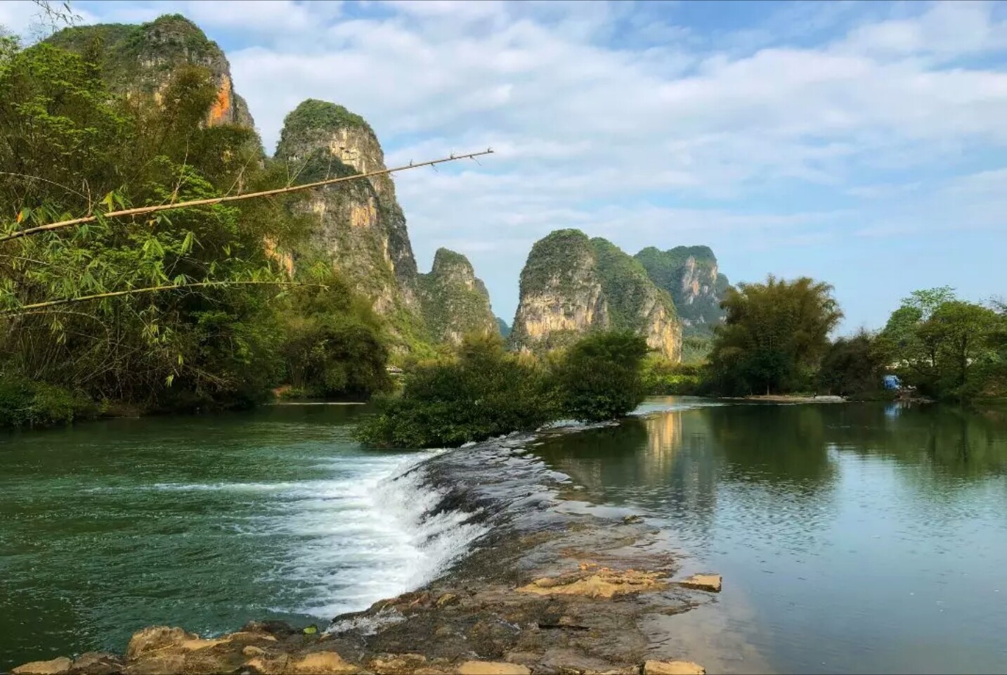 春天的漓江,或烟雨蒙蒙,或风和日丽,一片春意盎然