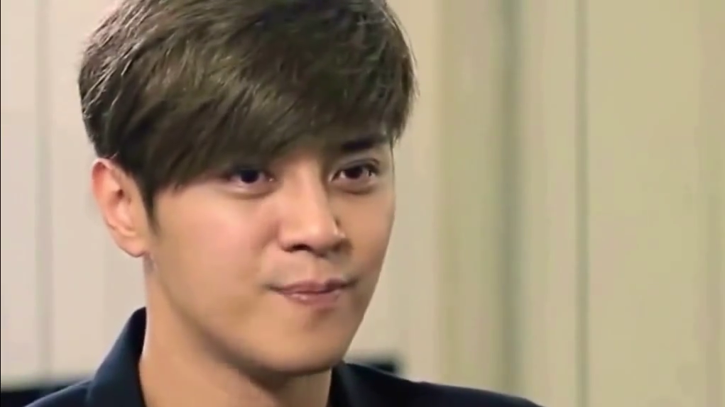 罗志祥为周扬清庆生 泳池边喝香槟甜蜜浪漫