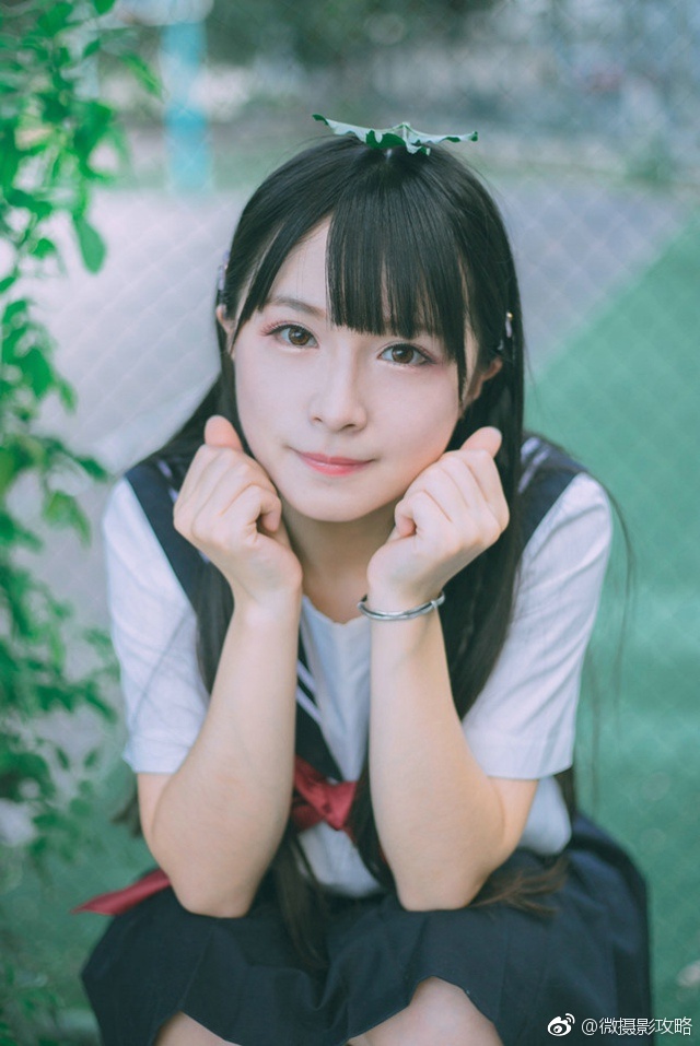 校园内双眼皮女生学生装呆萌可爱写真集