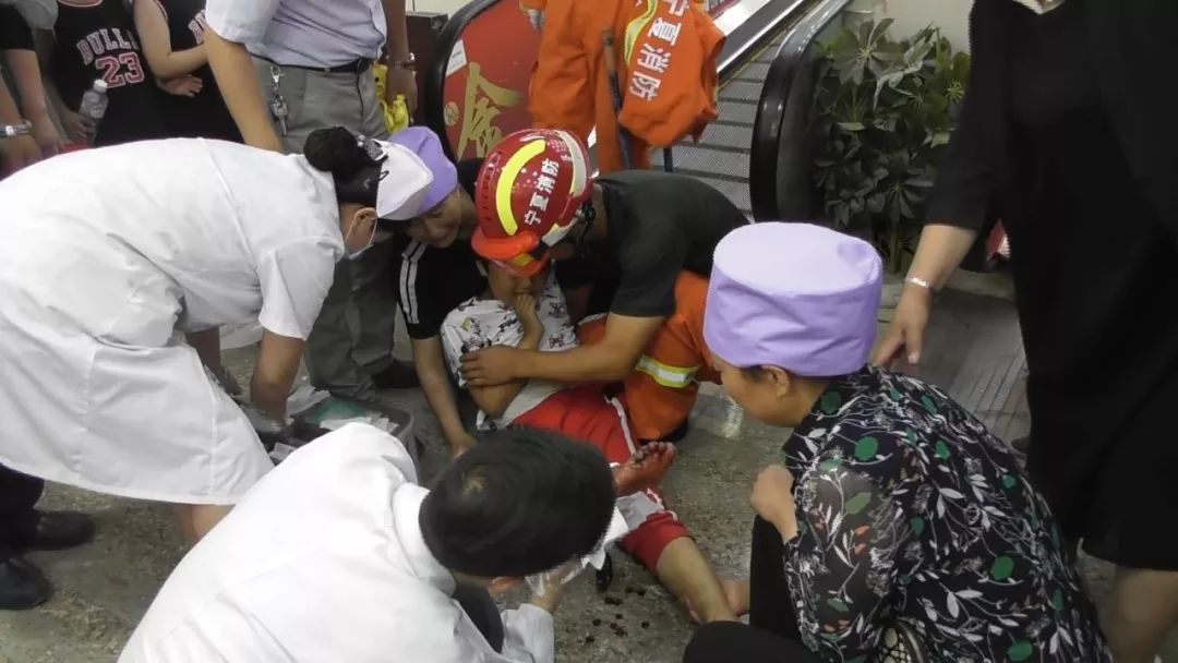 【新焦点】恐怖!西吉一电动扶梯突然〃吃人〃,女孩瞬间腿被卷入!