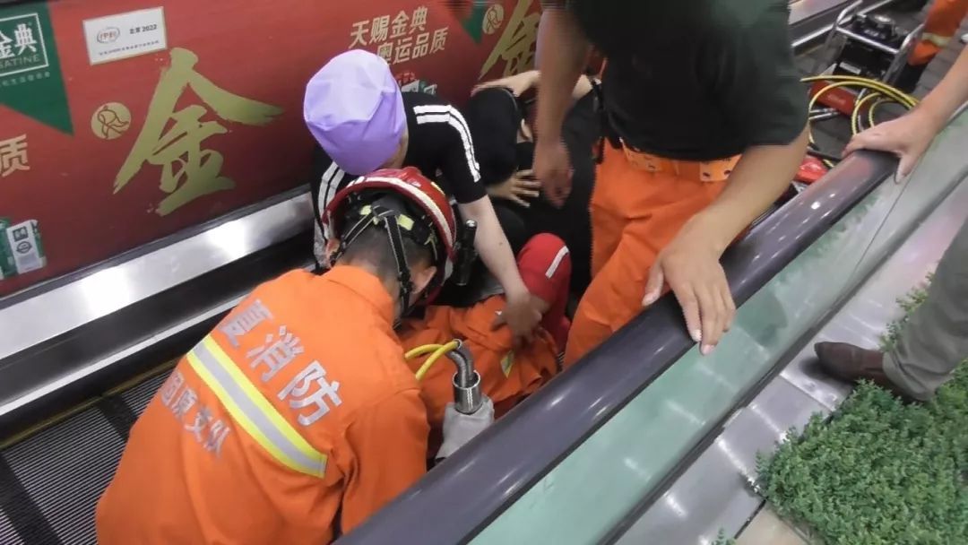 商城电动扶梯带故障运行,扶梯缺少一块踏面,女孩不慎踩入故障电梯所致