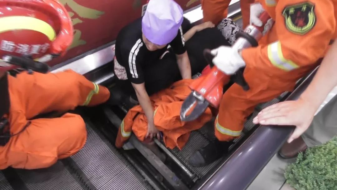 【新焦点】恐怖!西吉一电动扶梯突然〃吃人〃,女孩瞬间腿被卷入!