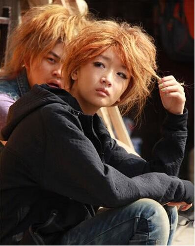 回忆片《同桌的你》,人们以为她就是个弱不禁风,清纯可爱的小女生时