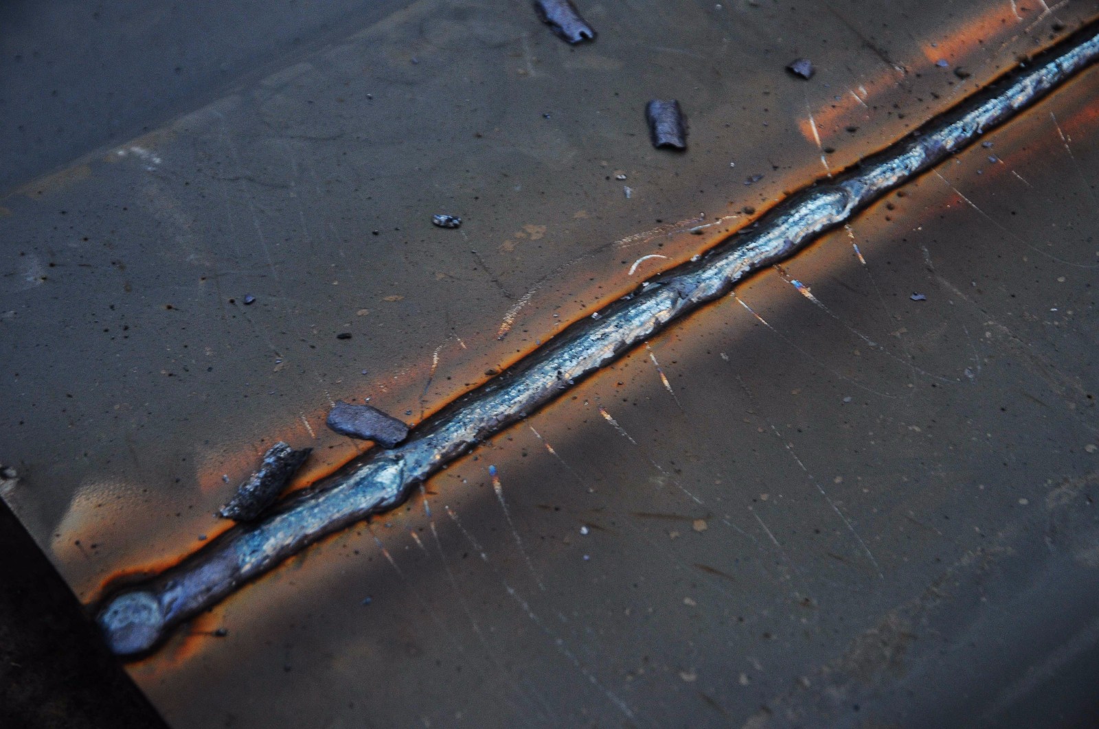 图为:船厂重工企业里,电焊师傅完成一道高质量的二氧焊接坡口.