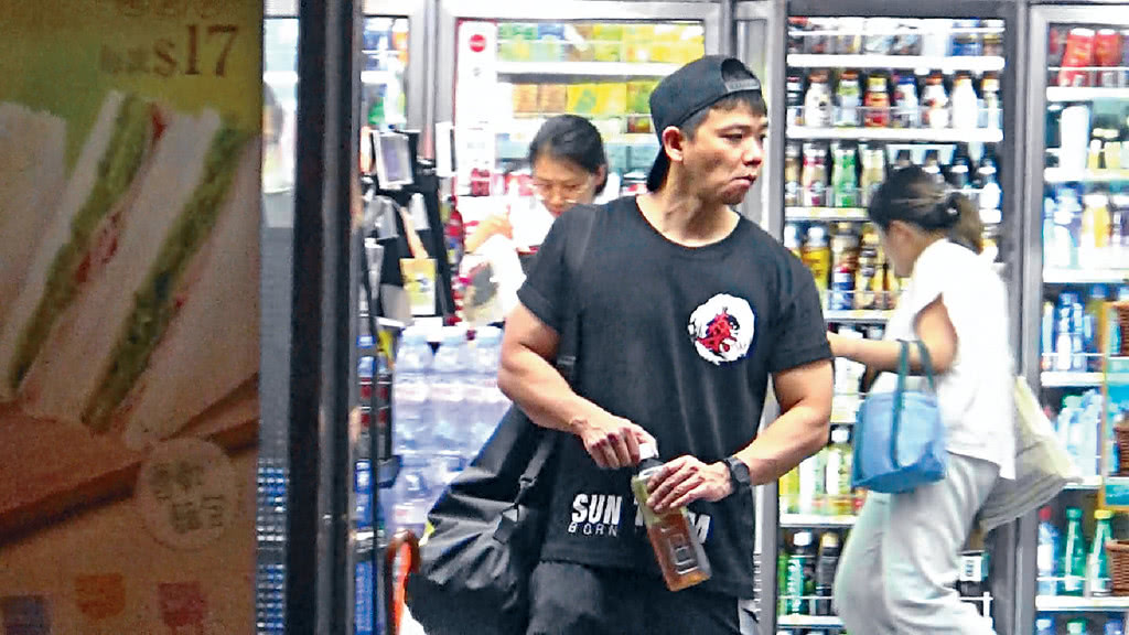 日前有记者拍到身为健身教练的林子善在晚上下班后没有第一时间回家