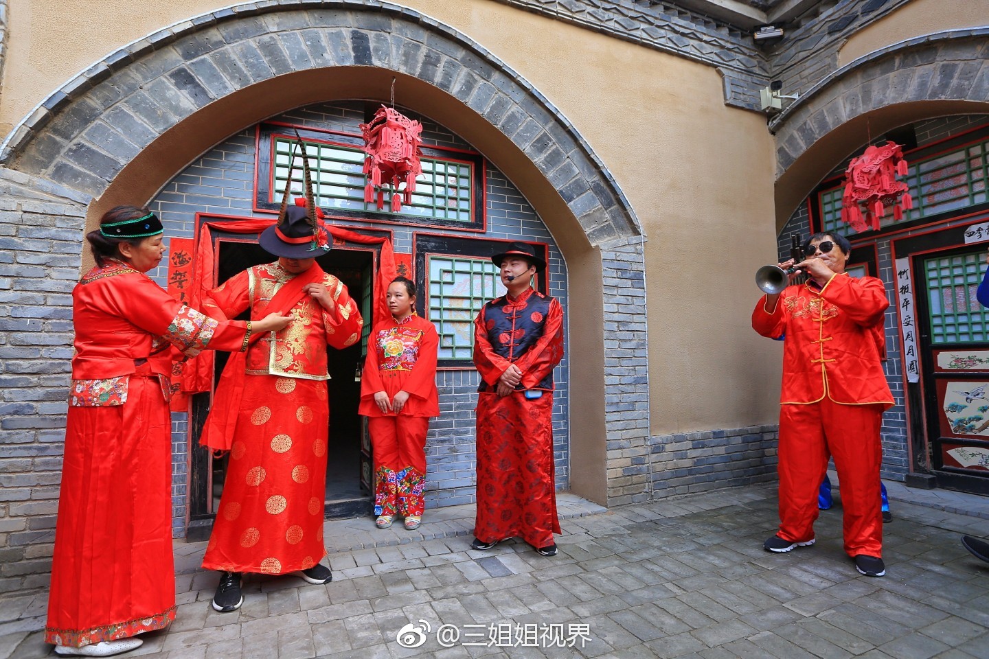 今天是个好日子 ,一场传统的婚礼,在喜庆的唢呐声中幸福洋溢