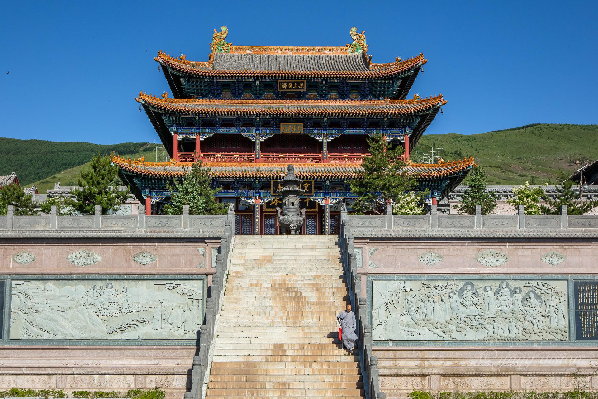 五台山竹林寺,始建于大唐,几经兴废,至八十年代只剩一座明代舍利塔.