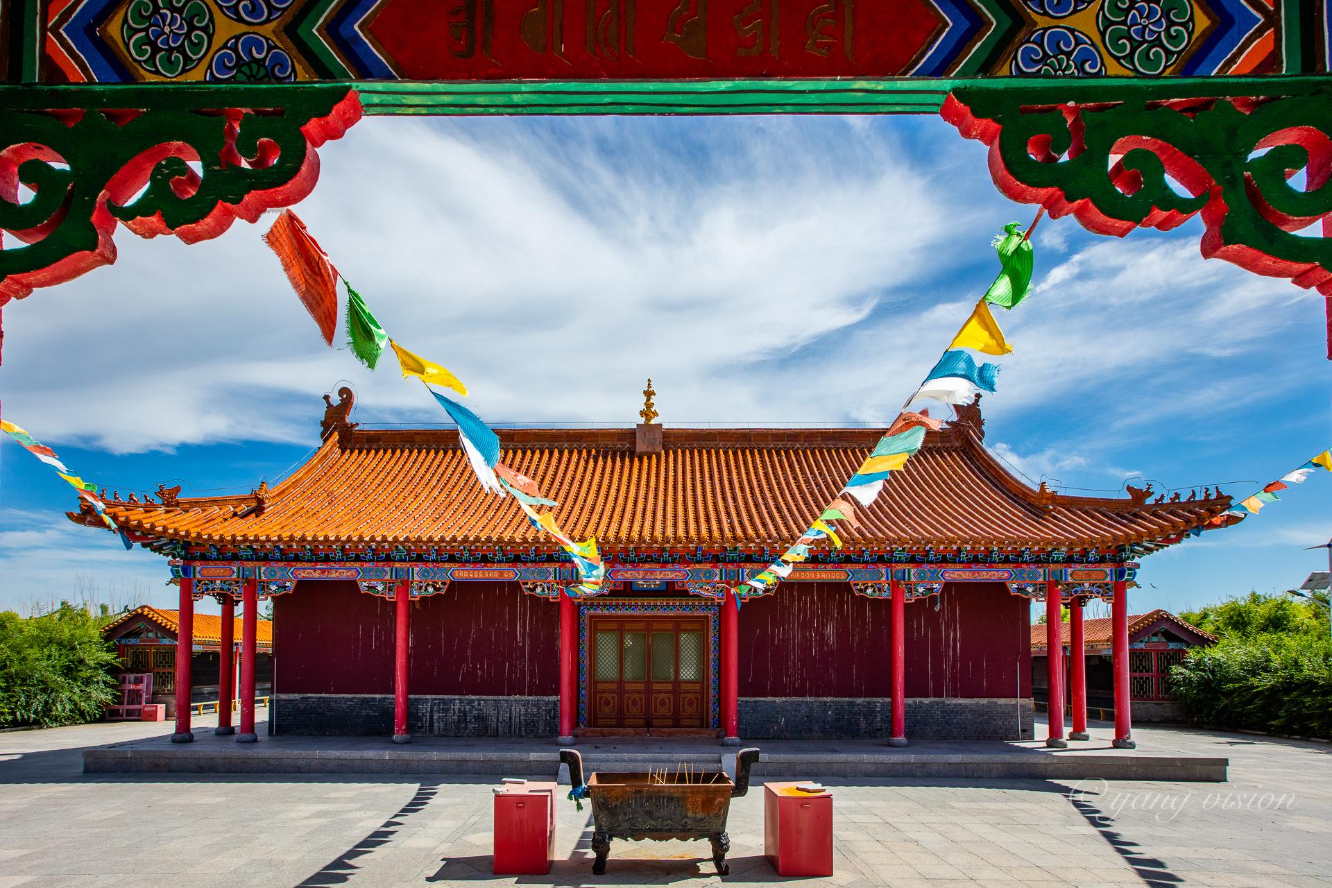 呼伦贝尔大草原有一座金顶黄瓦的寺庙,甘珠尔寺,当年乾隆帝御笔钦赐而