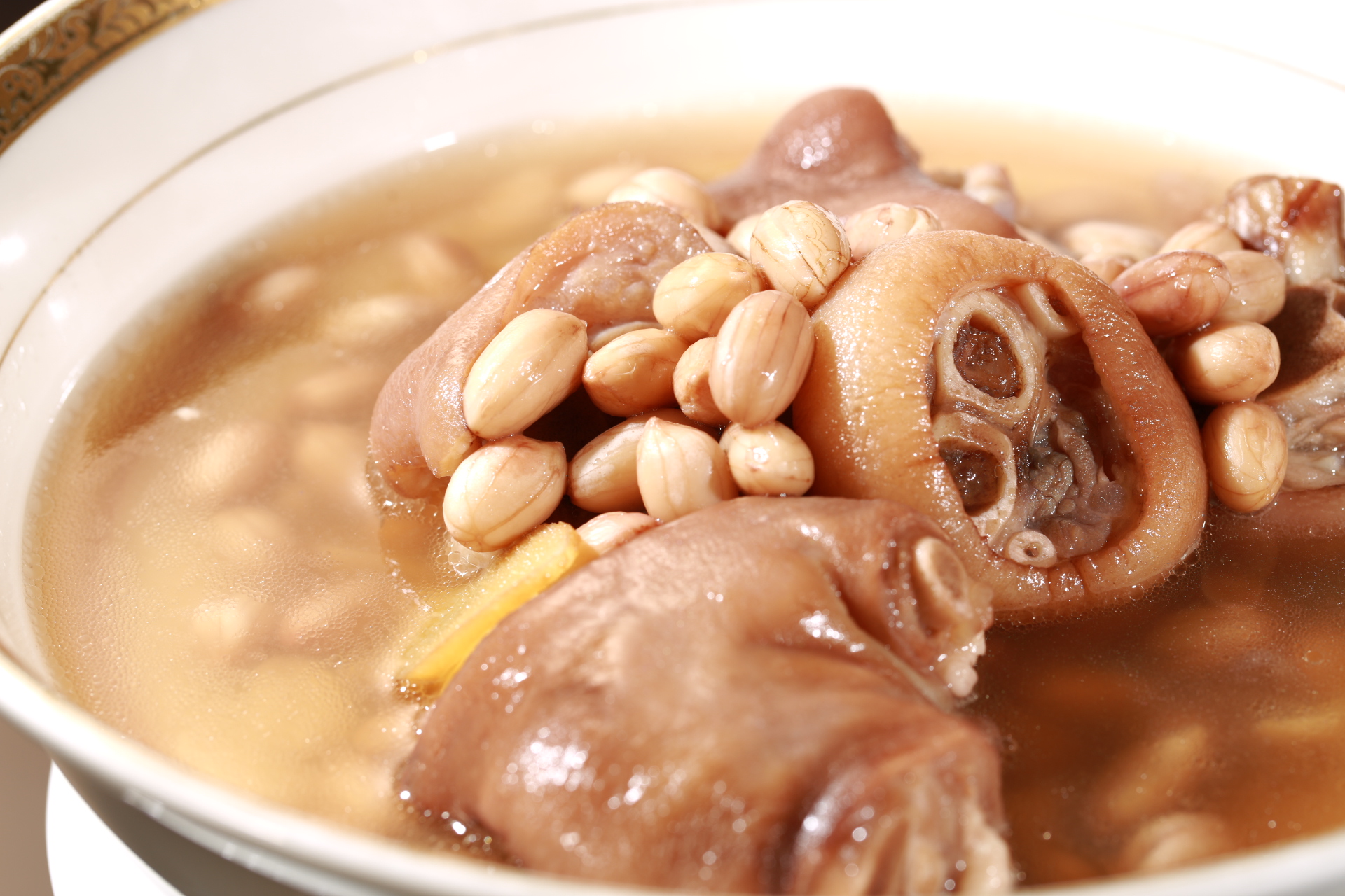 这盘花生猪蹄软硬适中下饭一流吃的时候有种童年的味道