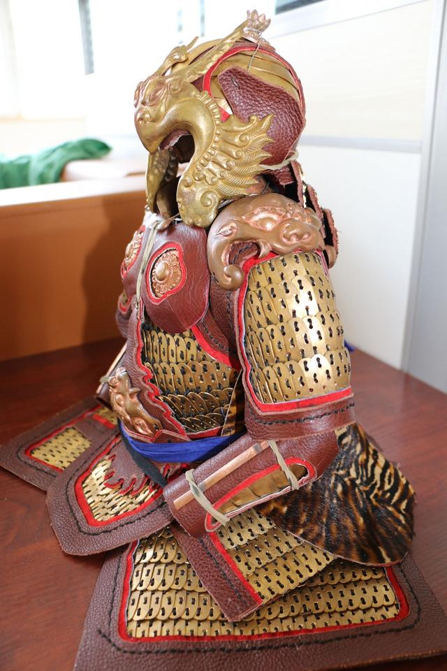 现代制作的唐代铠甲模型下面简要的说一下唐代最重要的铠甲——明光