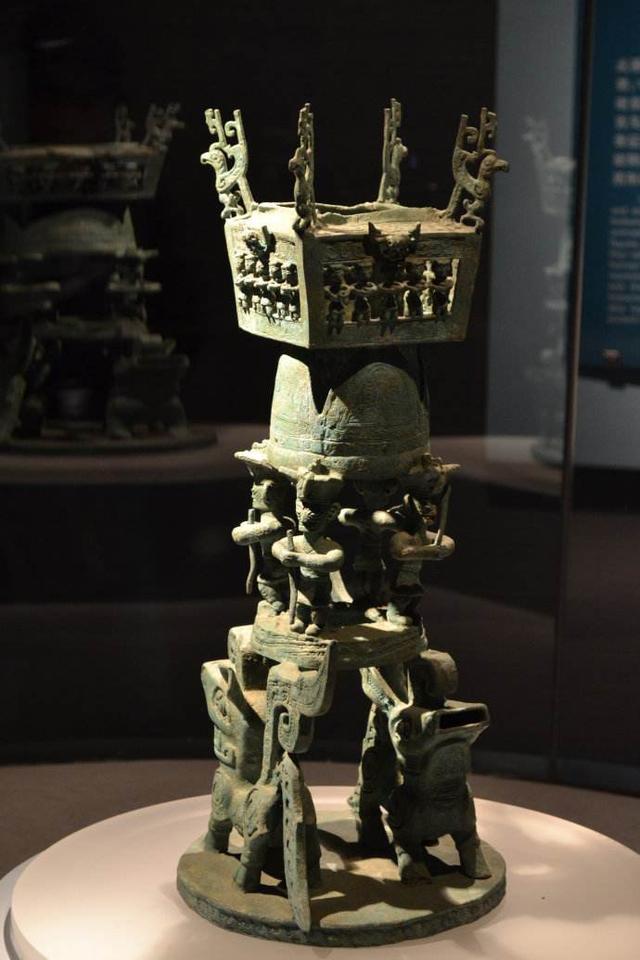 半年之后,这件青铜神坛终于被修复完成,修复好的青铜神坛共分四个部分