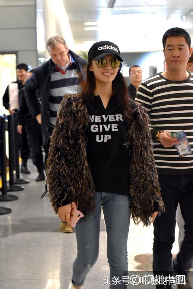 林允穿皮草像披了个拖布,廉价老气,年轻十岁还不如杨幂少女可爱