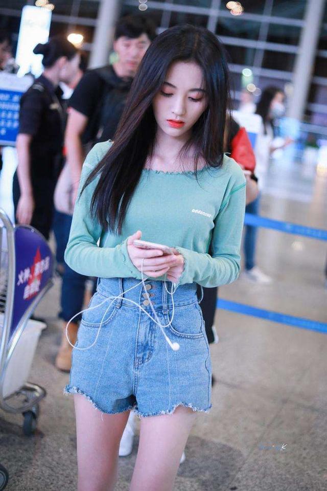 鞠婧祎衣品开挂t恤盖住短裤现身159愣是秀出1米8大长腿
