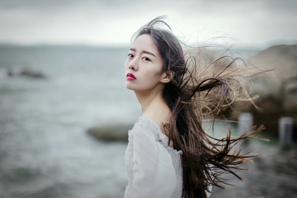 海岸边的白裙长发红唇美女秀发飘逸写真集 @微相册 @微博摄