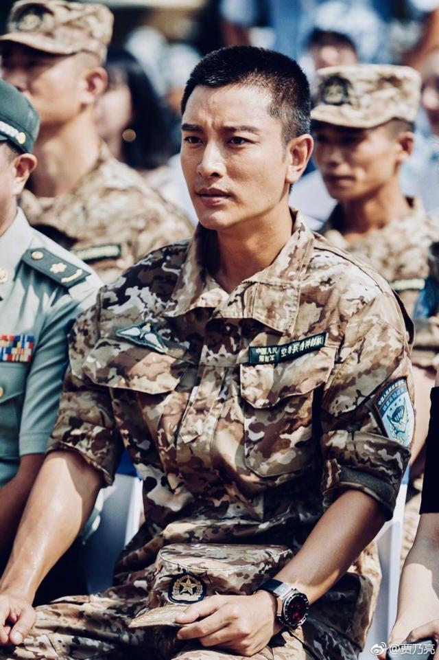 贾乃亮在片场拍戏非常艰苦,每个男人心中都曾有过一个"军人梦",他也是
