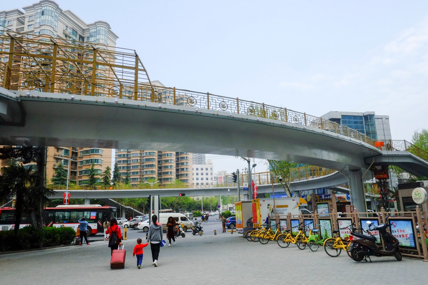 高空俯瞰西安第二座环形过街天桥