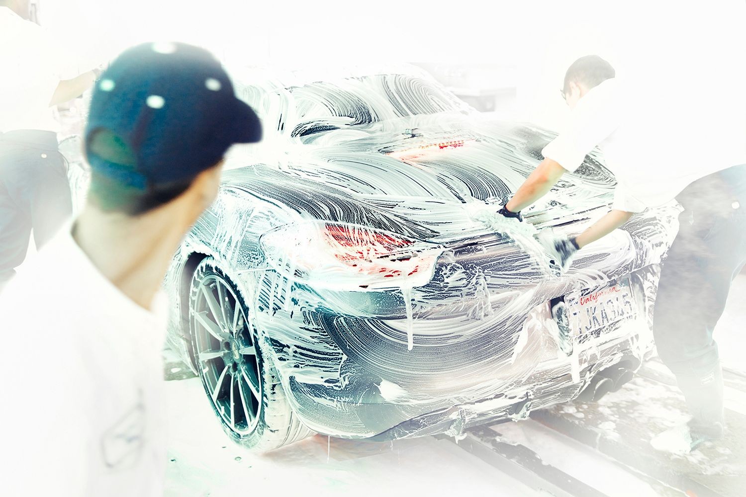 美国棕榈泉沙漠中的洗车房,豪车与水花飞舞