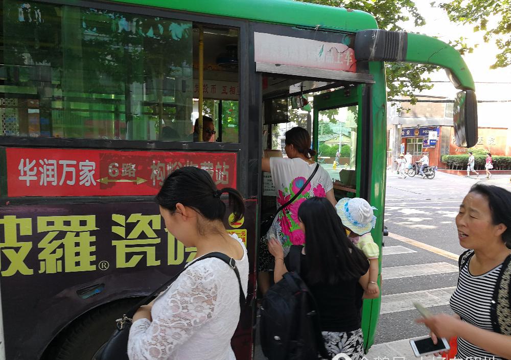 公交车不关车门险将6岁儿童摔下车 常常拒载老人客怨多