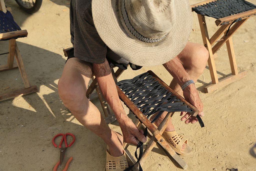 八旬老人赶集修马扎一个集赚不到20元 戴老手表每晚都拧上几十圈