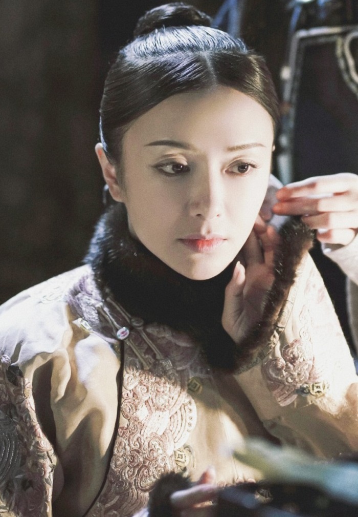 佘诗曼在《延禧攻略》中饰演娴贵妃,一位表面看似不争不抢的主子,其