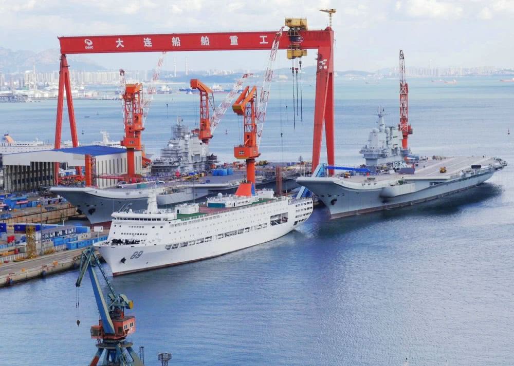 中国双航母同时亮相舰岛布满脚手架献上特别国庆大礼