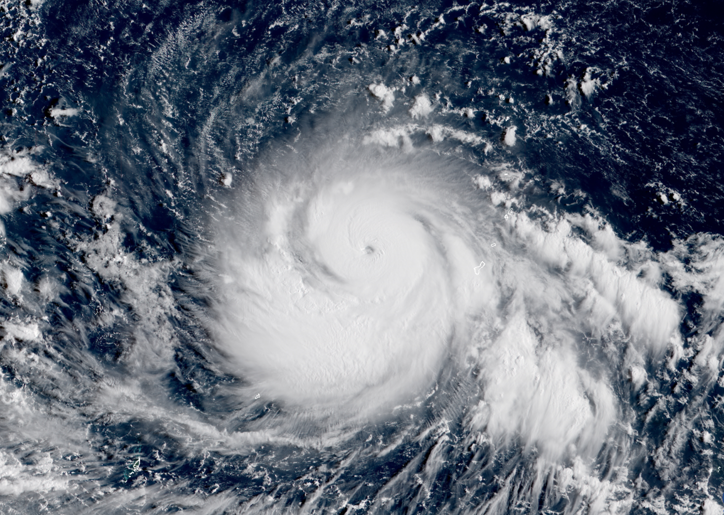 强台风山竹风眼打开威力大增,卫星云图上已透出阵阵杀气!