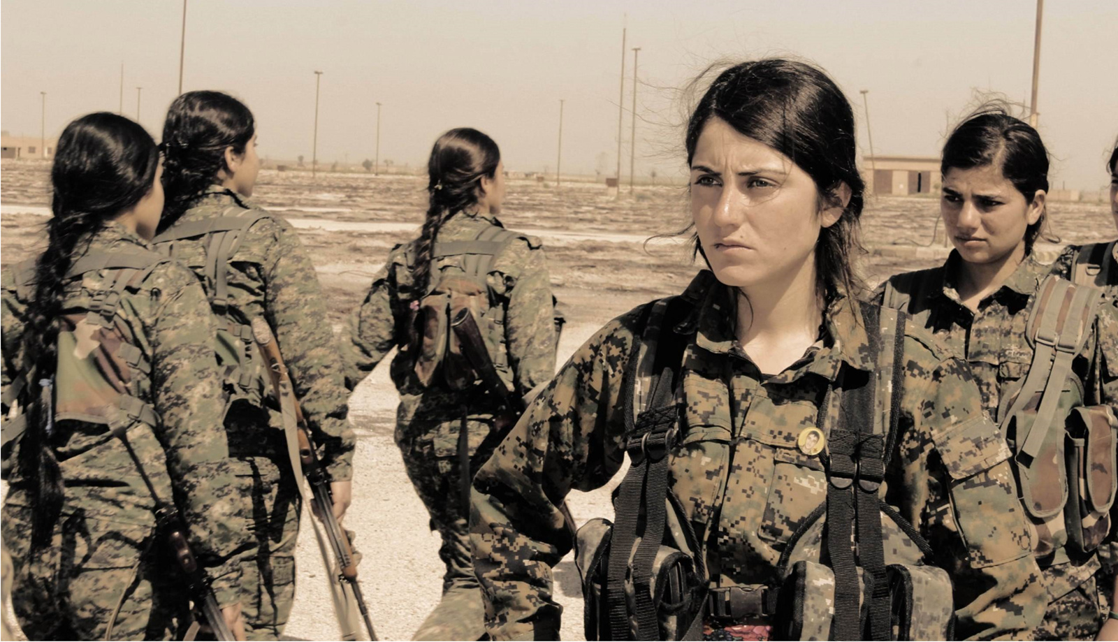 为什么有些国家会强制让女兵剃寸头呢?真相绝对让人不敢相信