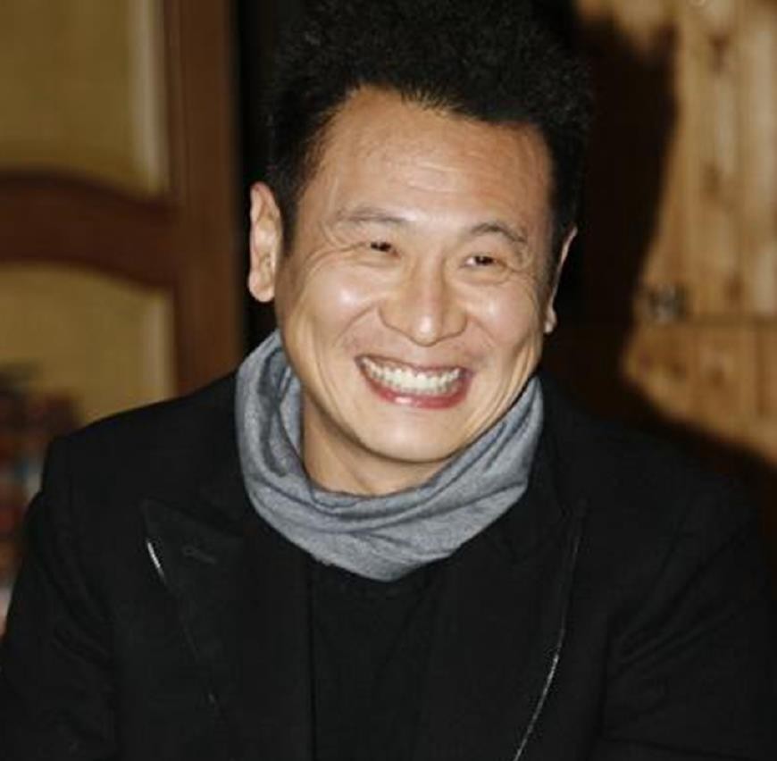 曾叛逆气死父亲,却因演"贱男"走红,现看破红尘隐退娱乐圈!