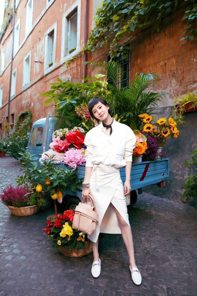 刘诗诗真会穿!黄衬衫配阔腿裤气质炸裂,看到脚