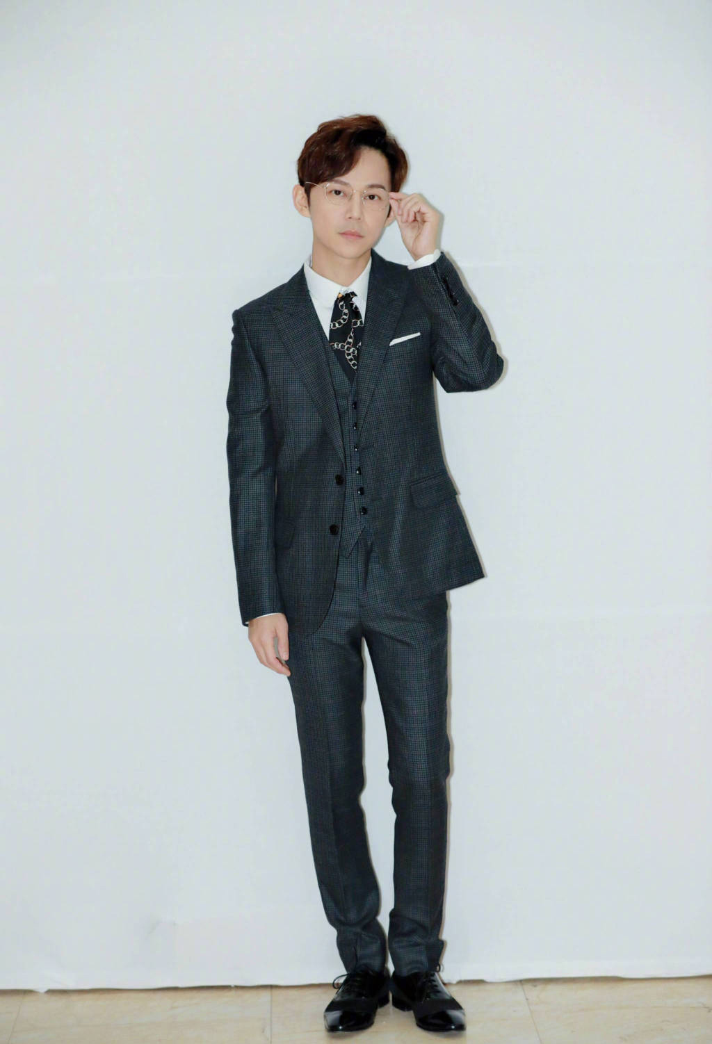 造型师怎么了?何炅条纹西装穿成55分,网友:秒变郭敬明