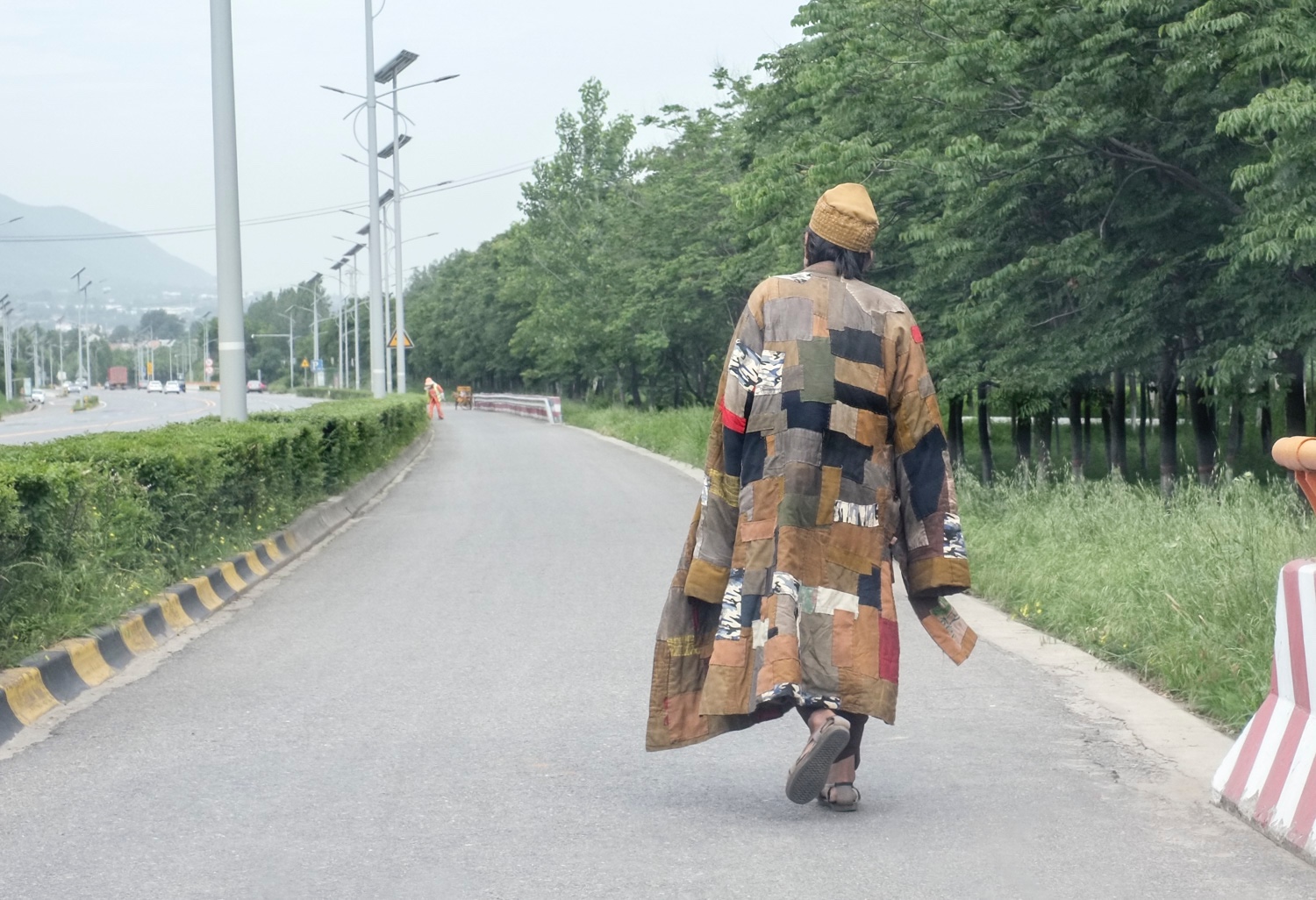 西安环山路上"济公"穿百衲衣徒步去南五台山|补丁|南五台山|百衲衣_新
