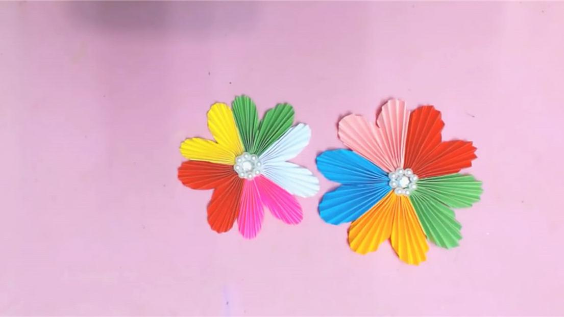 装饰纸花样式繁多,这里教大家"炫彩五色纸花"的制作方法!
