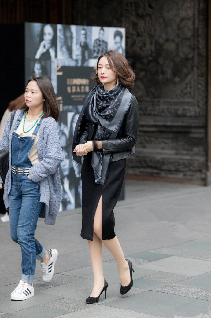 街拍:轻熟风的秋季穿搭,营造出不一样的优雅与气质!