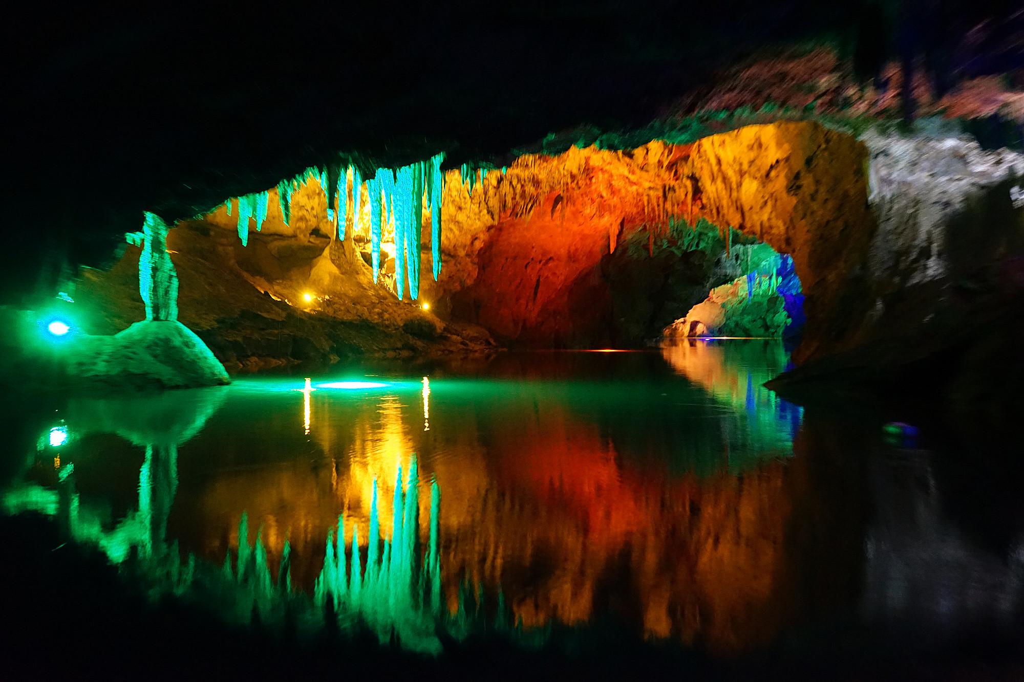 本溪是一个国内少有的国家地质公园城市,这里的水溶洞堪称一绝