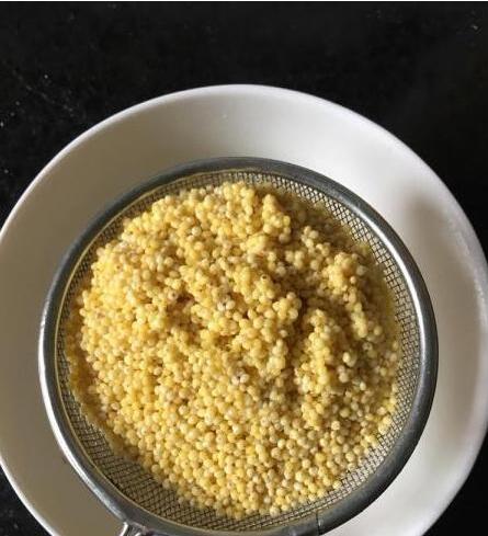 今天给大家分享用小米油炸的方法,香香脆脆的,特别好吃.