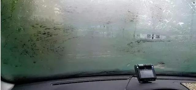 下雨天车窗起雾, 后视镜全是水咋办? 老司机向你传达神技能!