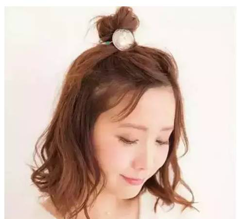 微卷短发,扎着苹果头的古力娜扎也是呆萌可人.