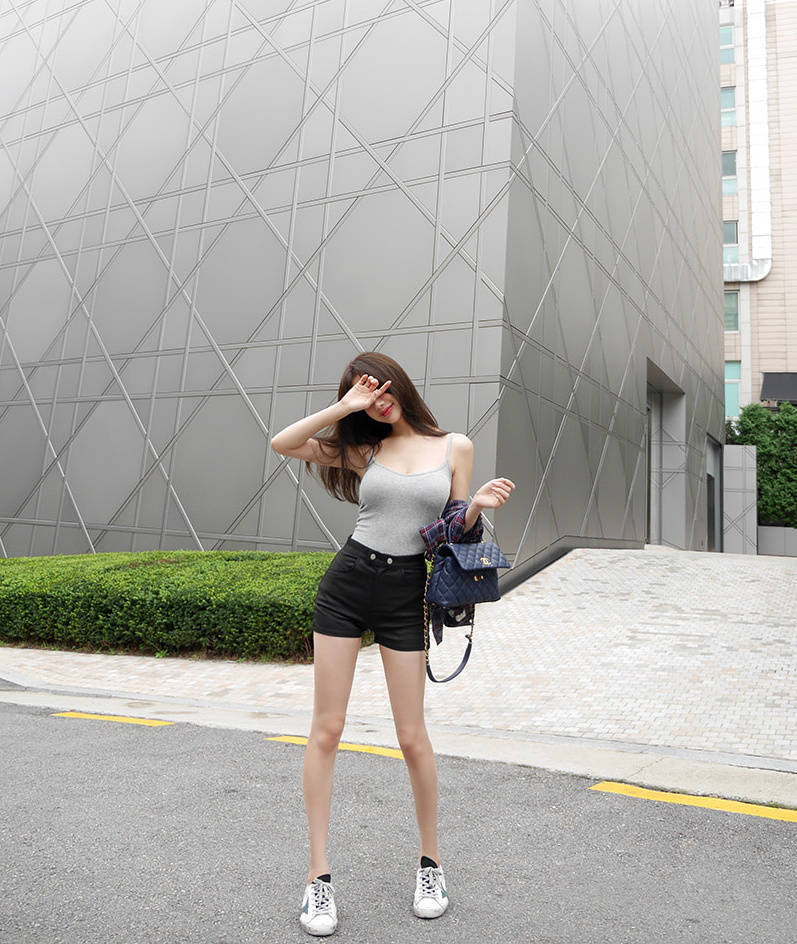 长腿热裤小吊带,这身材绝了!