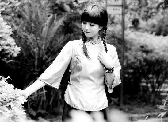 只因高韵秀的打扮实在让他有些吃惊.