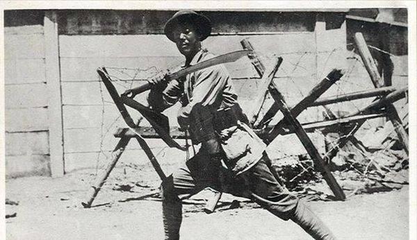 妇女慰问团慰问抗日战士时,也津津有味的扛起了大刀合影.