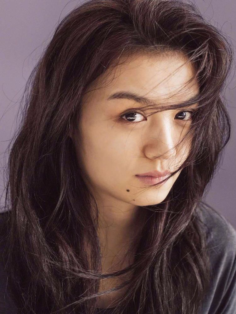 一直以来,倪妮在女明星中算皮肤比较白的了,素颜的她虽然画了眉毛,但