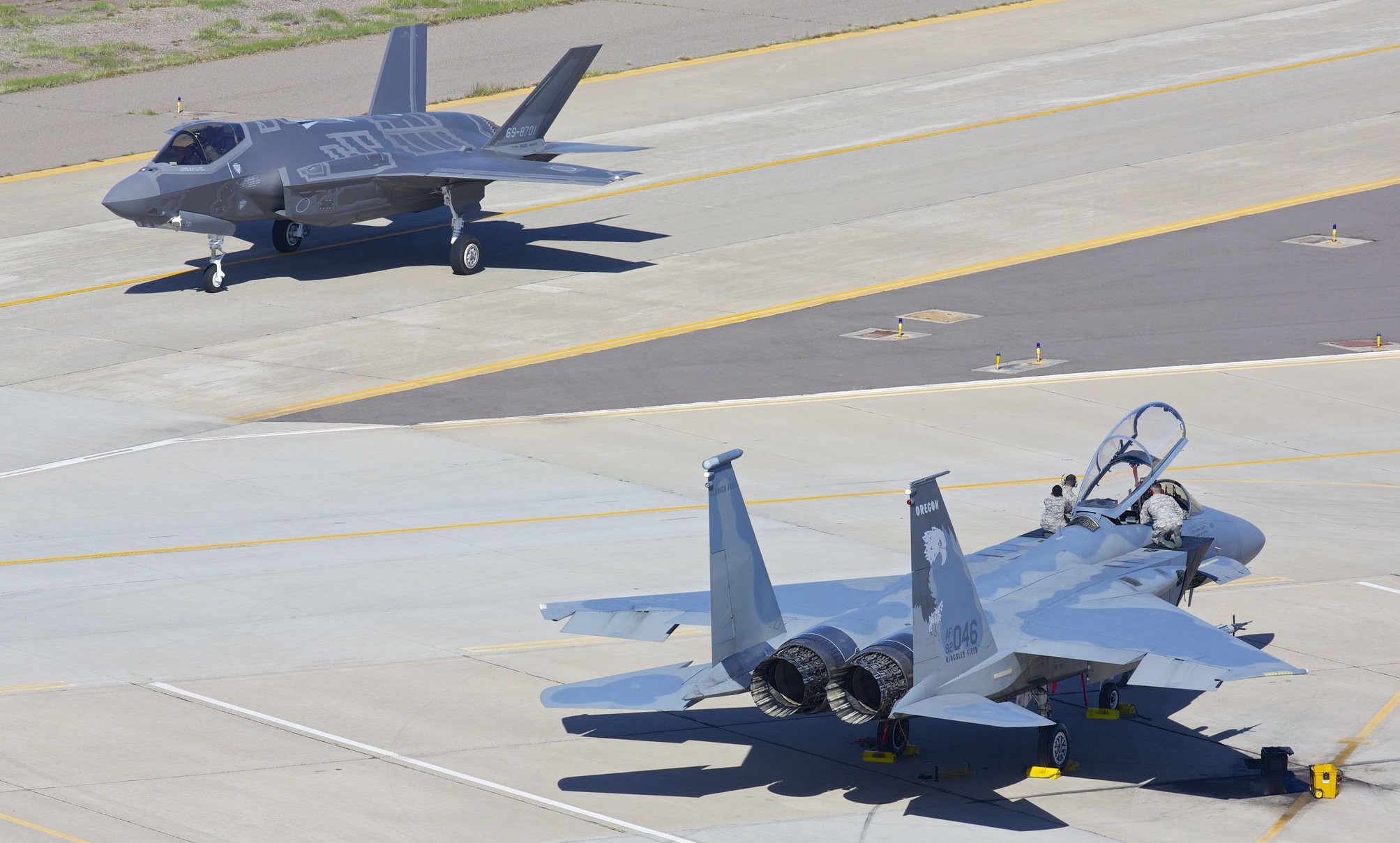 日本f-35a战机在卢克空军基地与美军f-15战斗机进行联合演习.